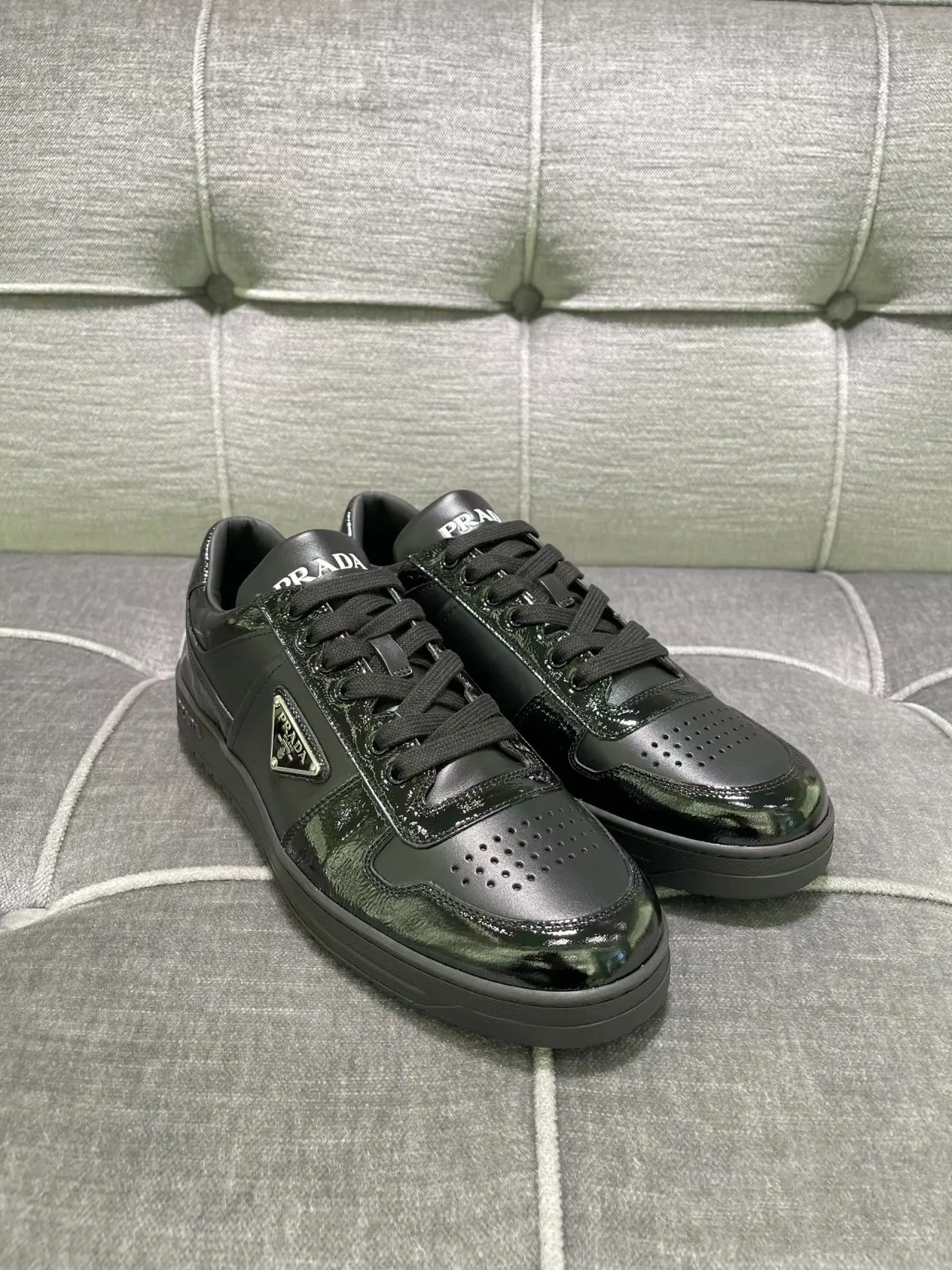 P380 Yuan 38-45 Prada Prada’s new men’s leather sports shoes, the highest version on the market, any comparison is welcome🆚! The original leather has excellent texture and is super high-end! Fetal sheep net lining imported from Italy, removable pad! Luxurious materials and fine workmanship, highly recommended!